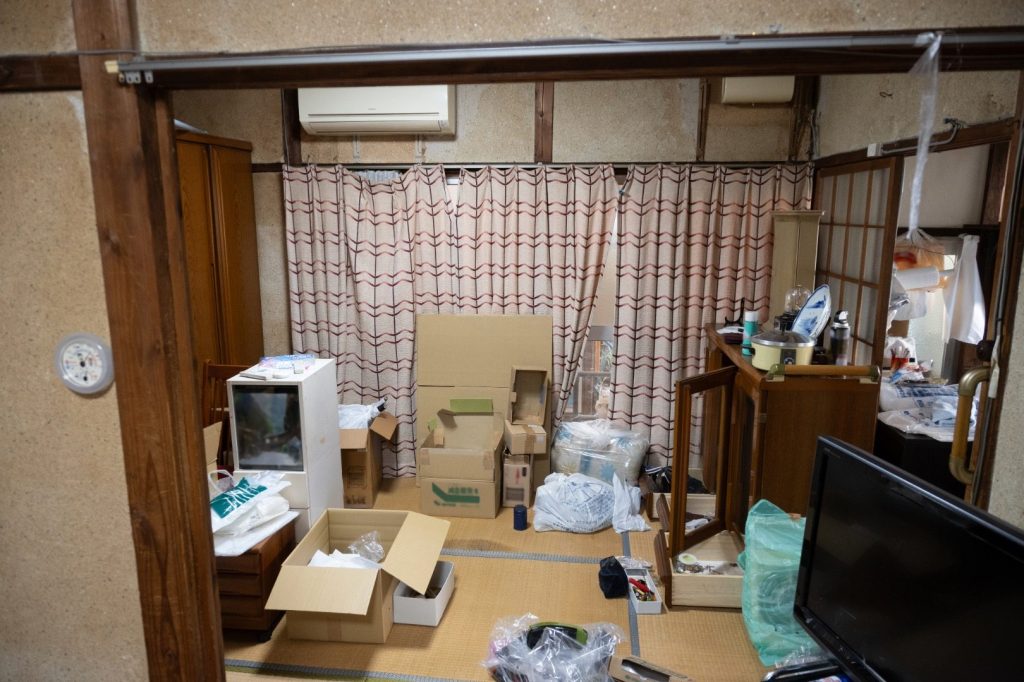 家の中は荷物や家具などで窮屈そうな風景
